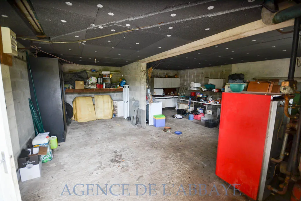 Maison à Saint-Sauvant - 115 m², 4 chambres, sous-sol et terrain de 3300 m² 