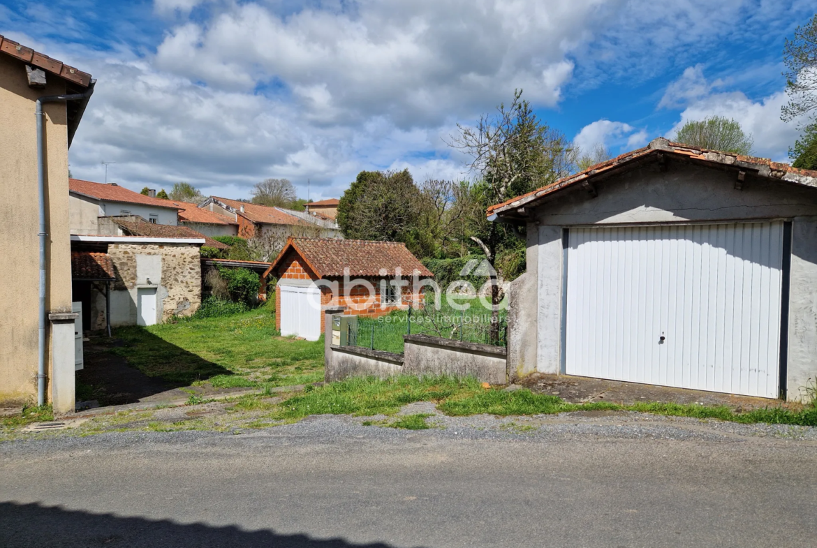 Ancien bureau de poste à Suris - Immeuble avec 2 appartements à vendre 