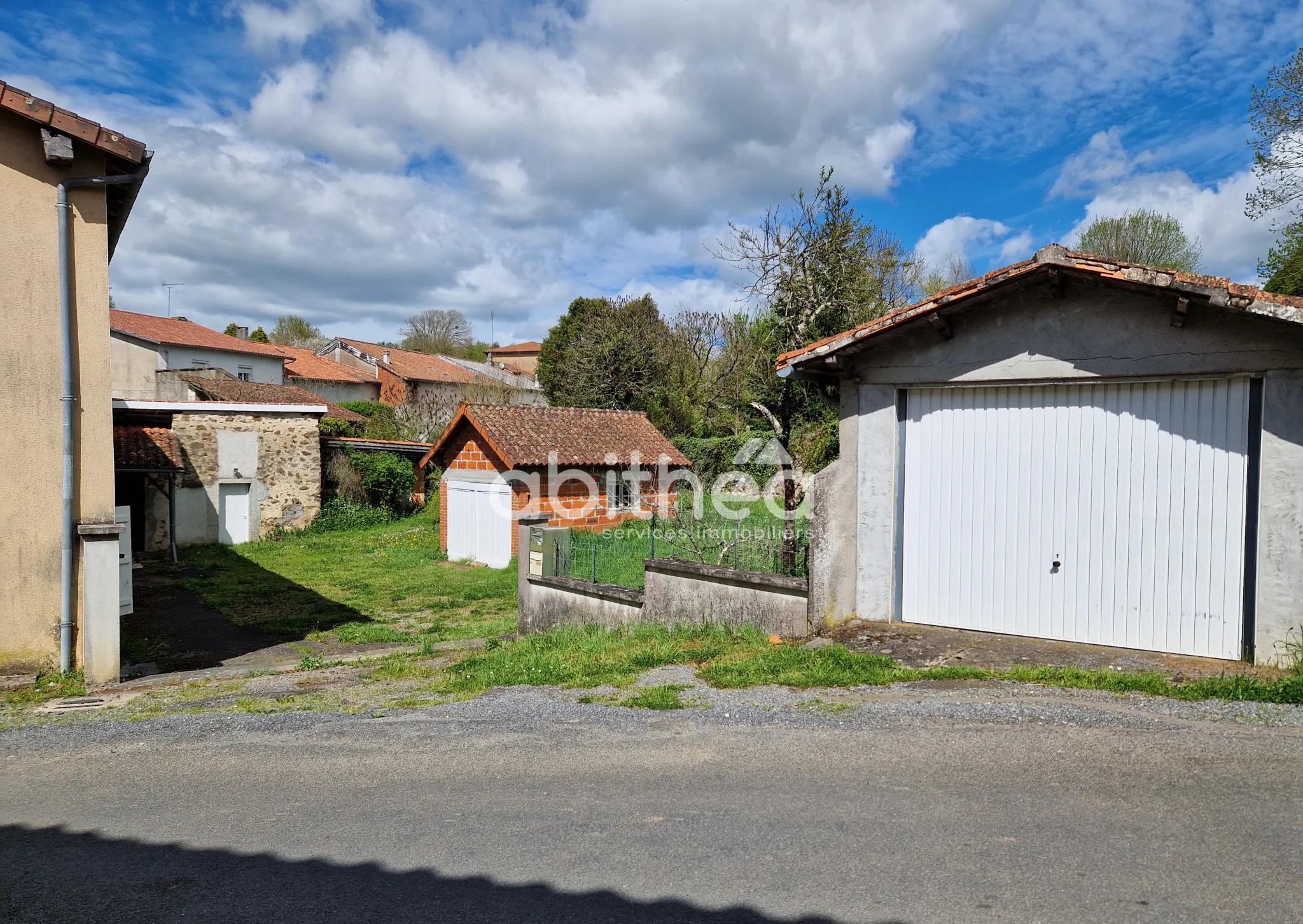 Ancien bureau de poste à Suris - Immeuble avec 2 appartements à vendre 