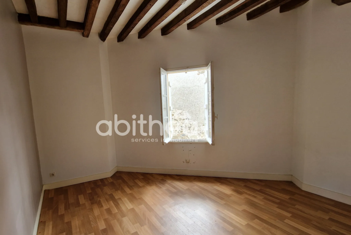 Ancien bureau de poste à Suris - Immeuble avec 2 appartements à vendre 