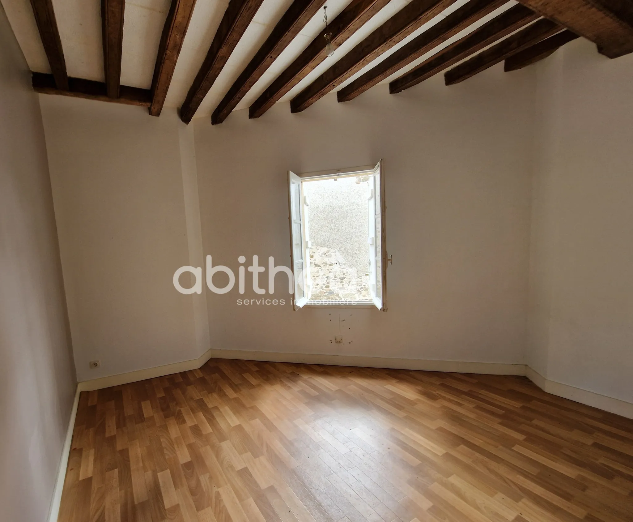 Ancien bureau de poste à Suris - Immeuble avec 2 appartements à vendre 