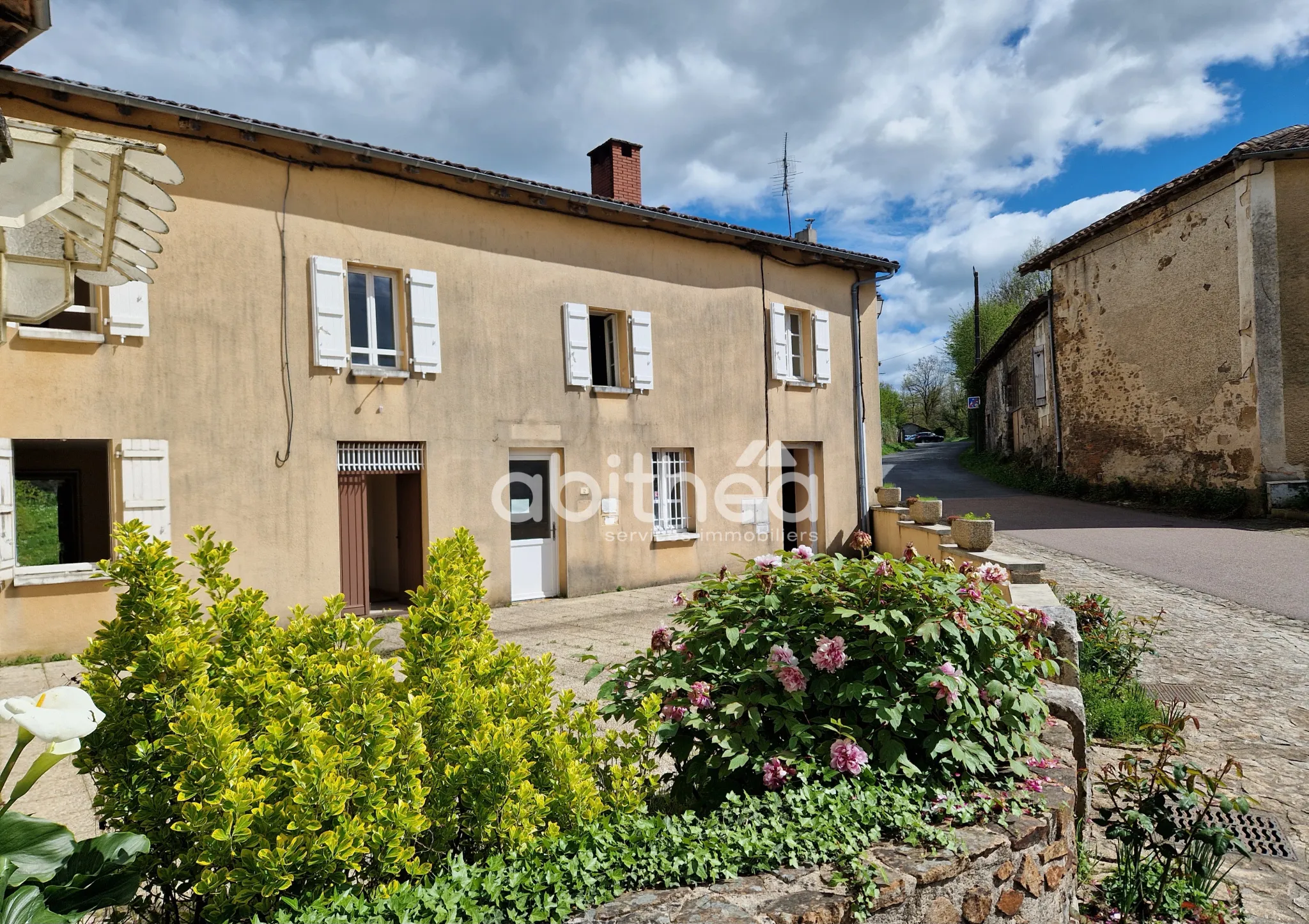 Ancien bureau de poste à Suris - Immeuble avec 2 appartements à vendre 