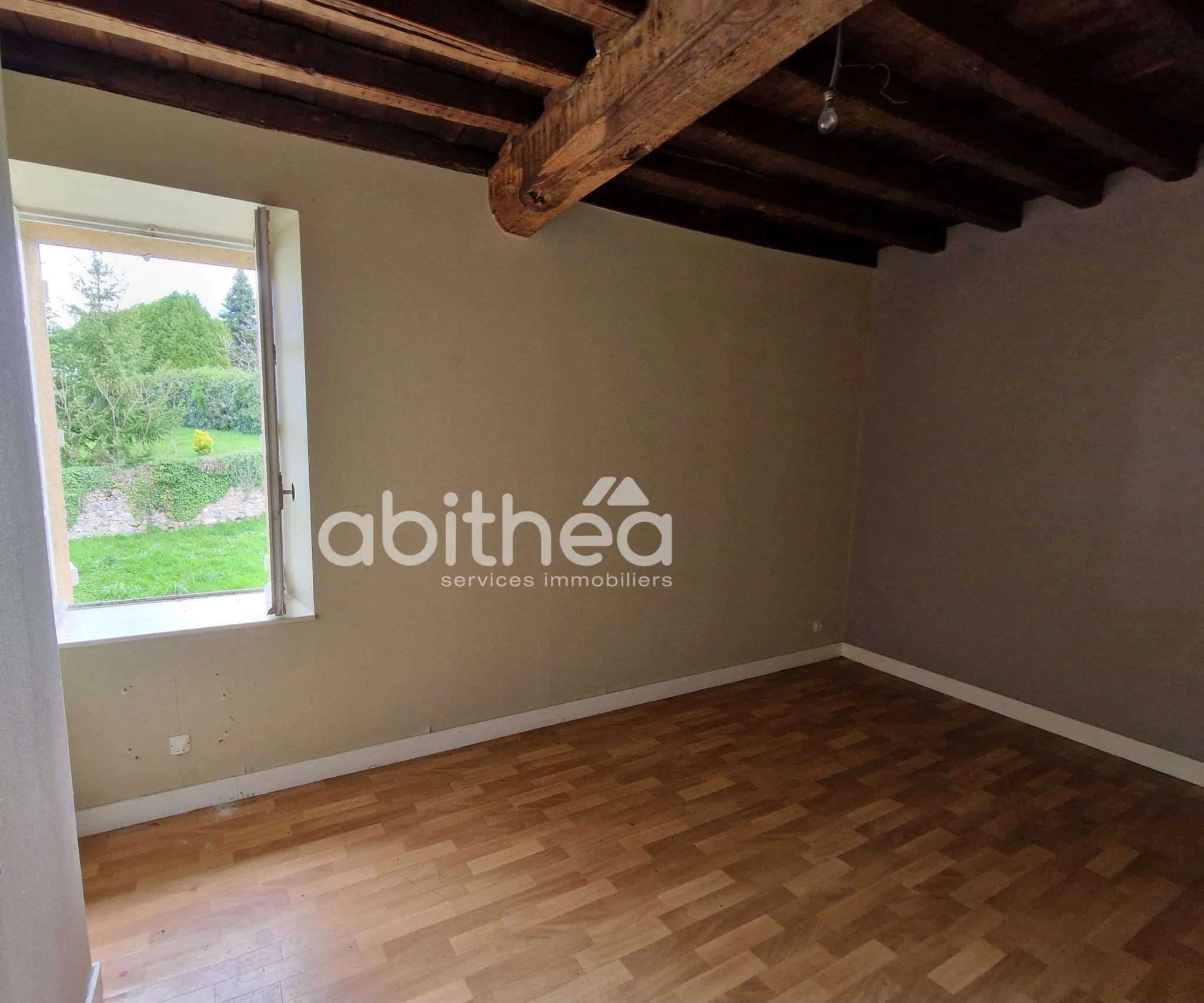 Ancien bureau de poste à Suris - Immeuble avec 2 appartements à vendre 