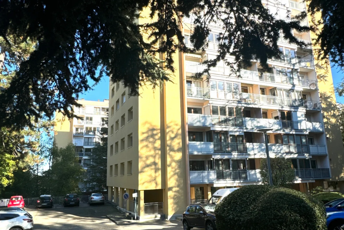 Appartement T5 rénové avec balcons à Saint-Étienne 