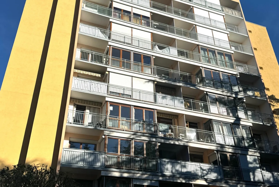 Appartement T5 rénové avec balcons à Saint-Étienne 