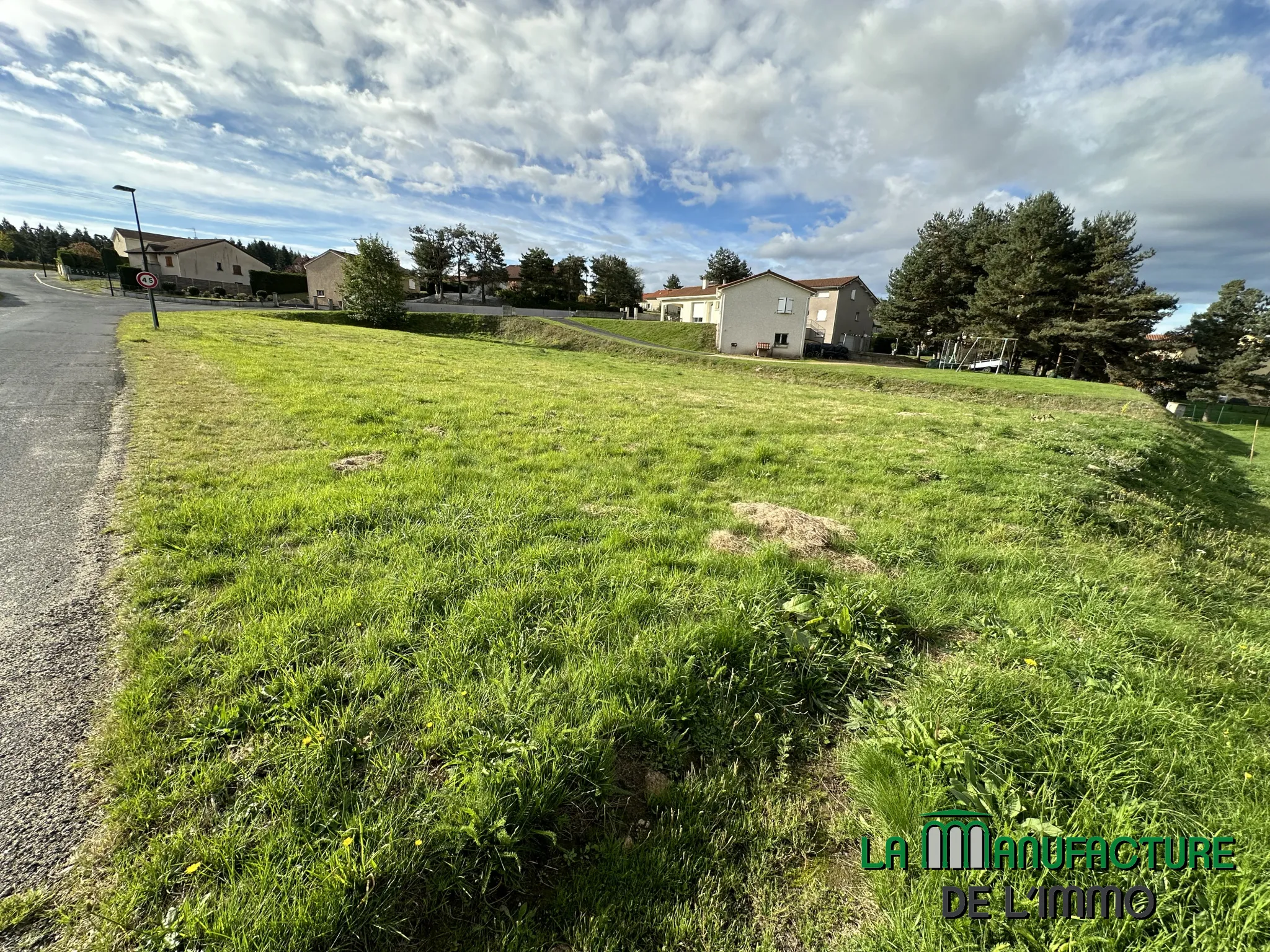 Terrain constructible de 1574 m² à Montfaucon-en-Velay 