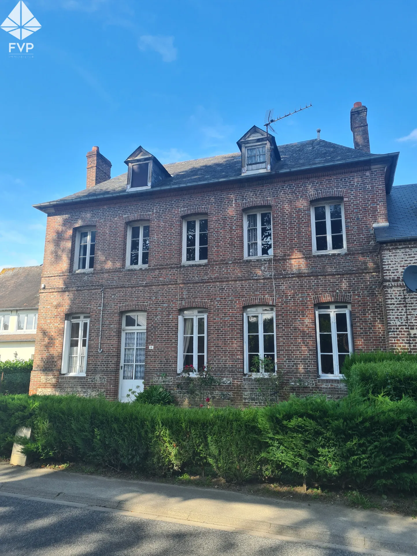 Maison en briques à rénover au centre de Luneray 