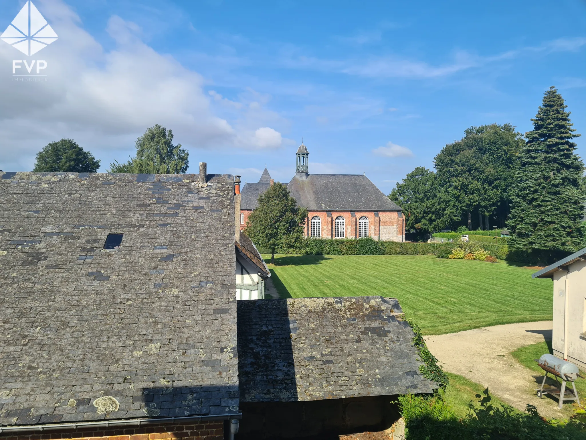 Maison en briques à rénover au centre de Luneray 