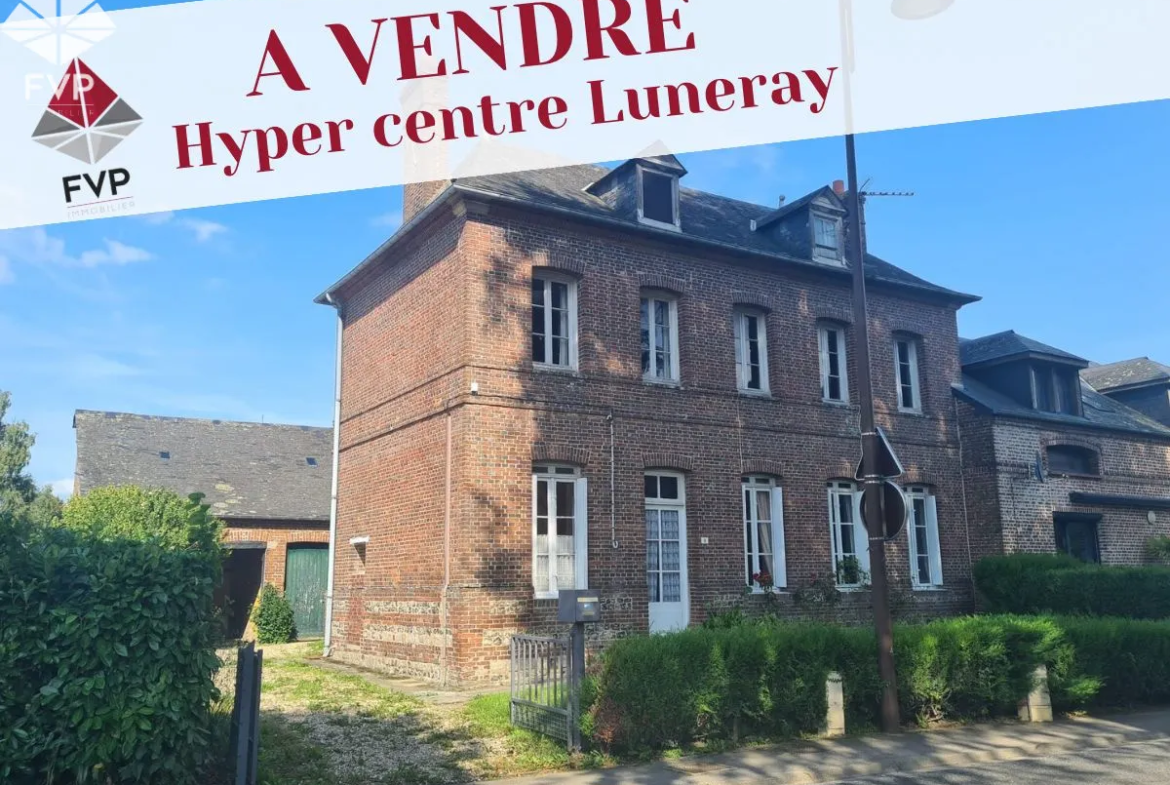 Maison en briques à rénover au centre de Luneray 