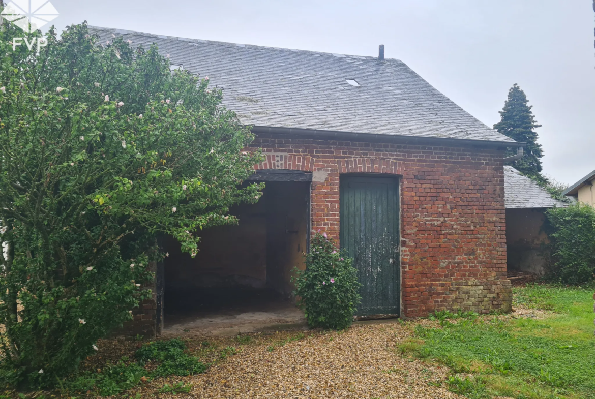 Maison en briques à rénover au centre de Luneray 