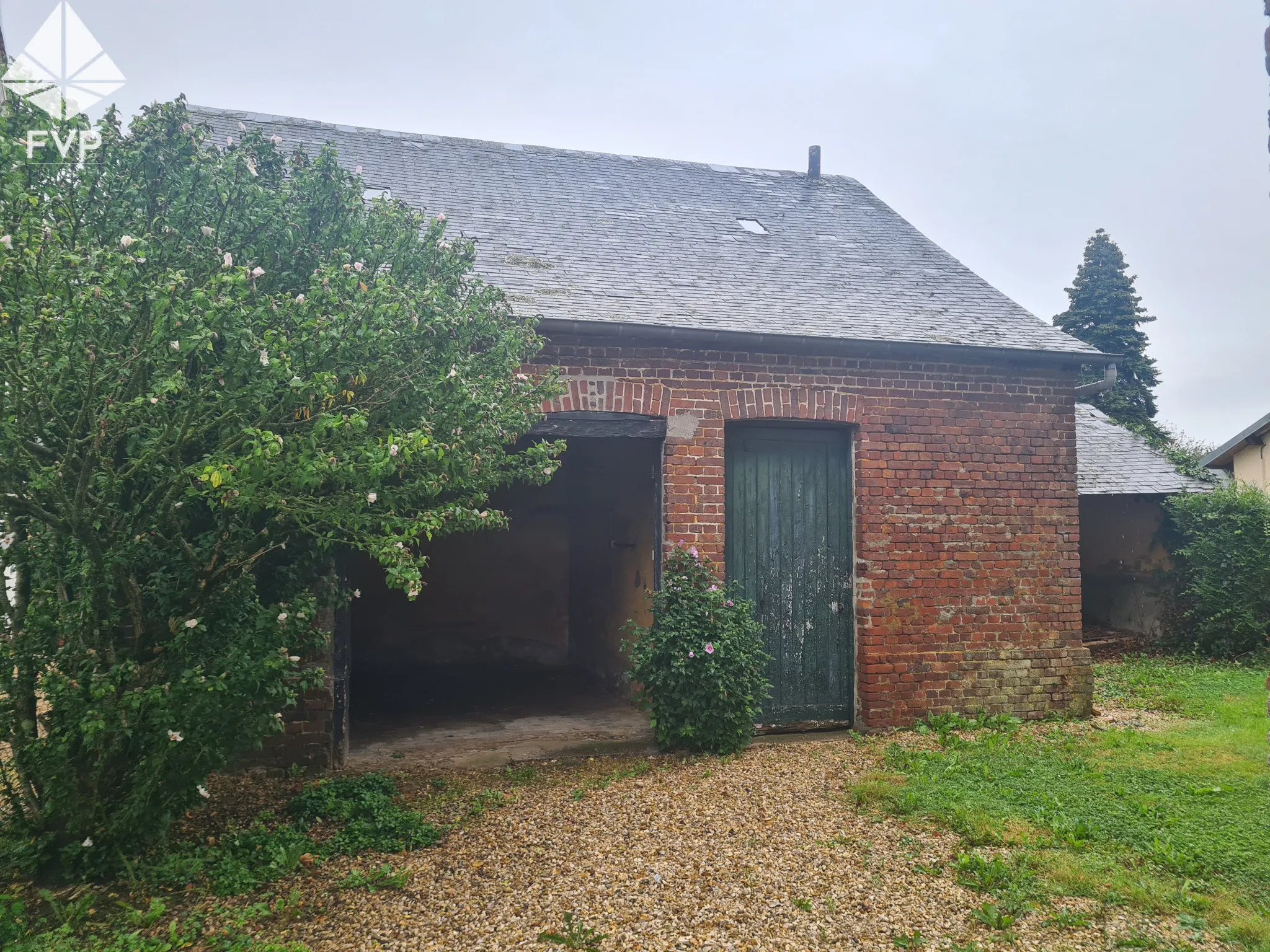 Maison en briques à rénover au centre de Luneray 