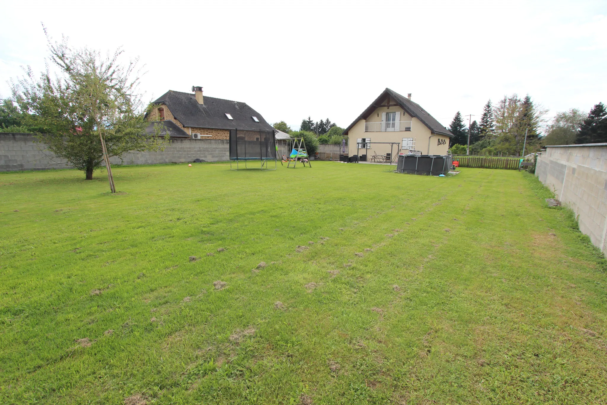 Maison à vendre à Pontacq - 134 m² avec jardin et garages 