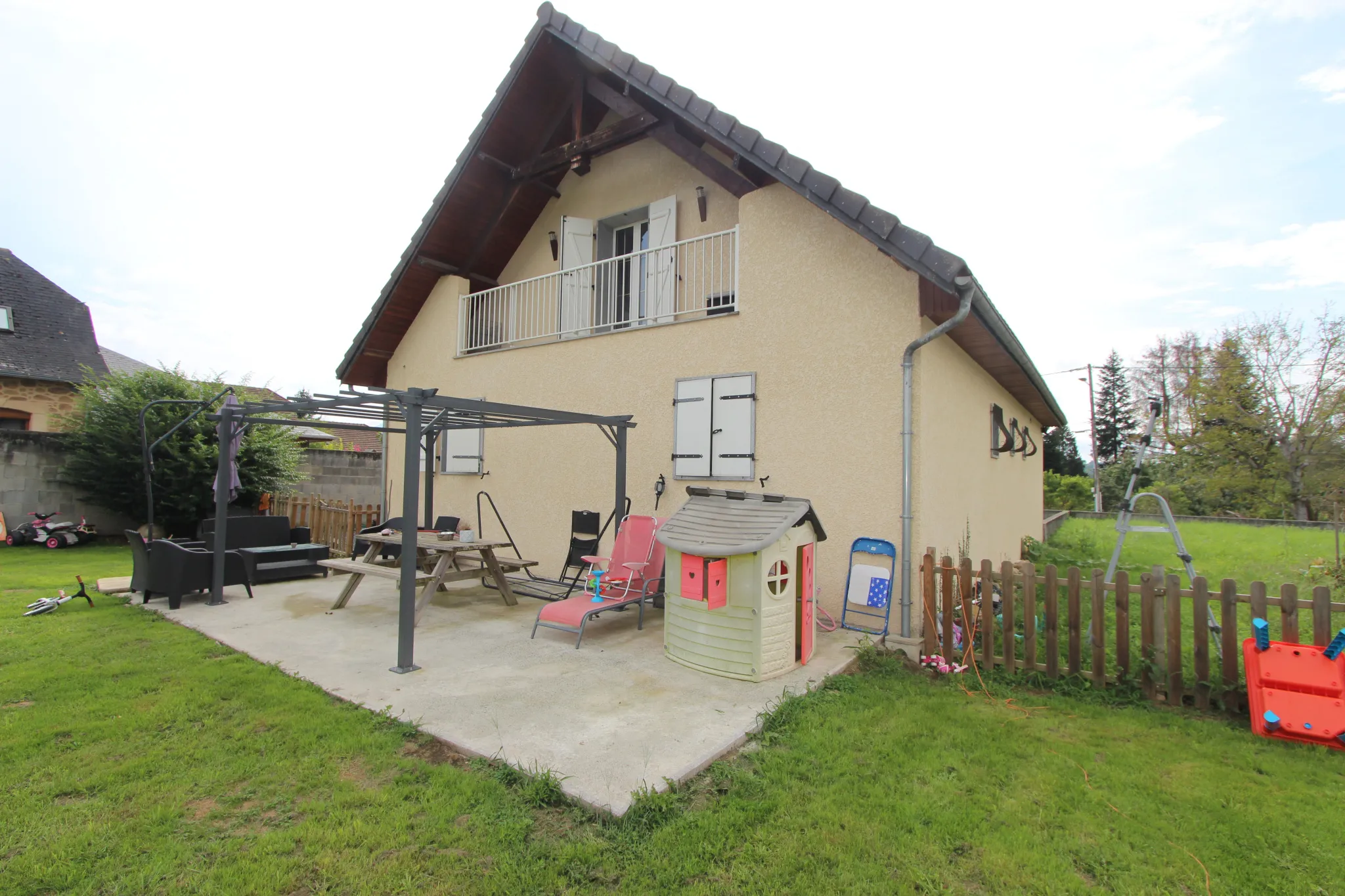 Maison à vendre à Pontacq - 134 m² avec jardin et garages 