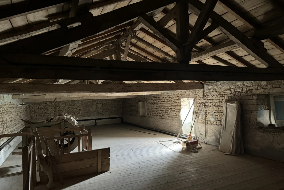 Maison en pierres à rénover à Sainte-Hermine avec potentiel 