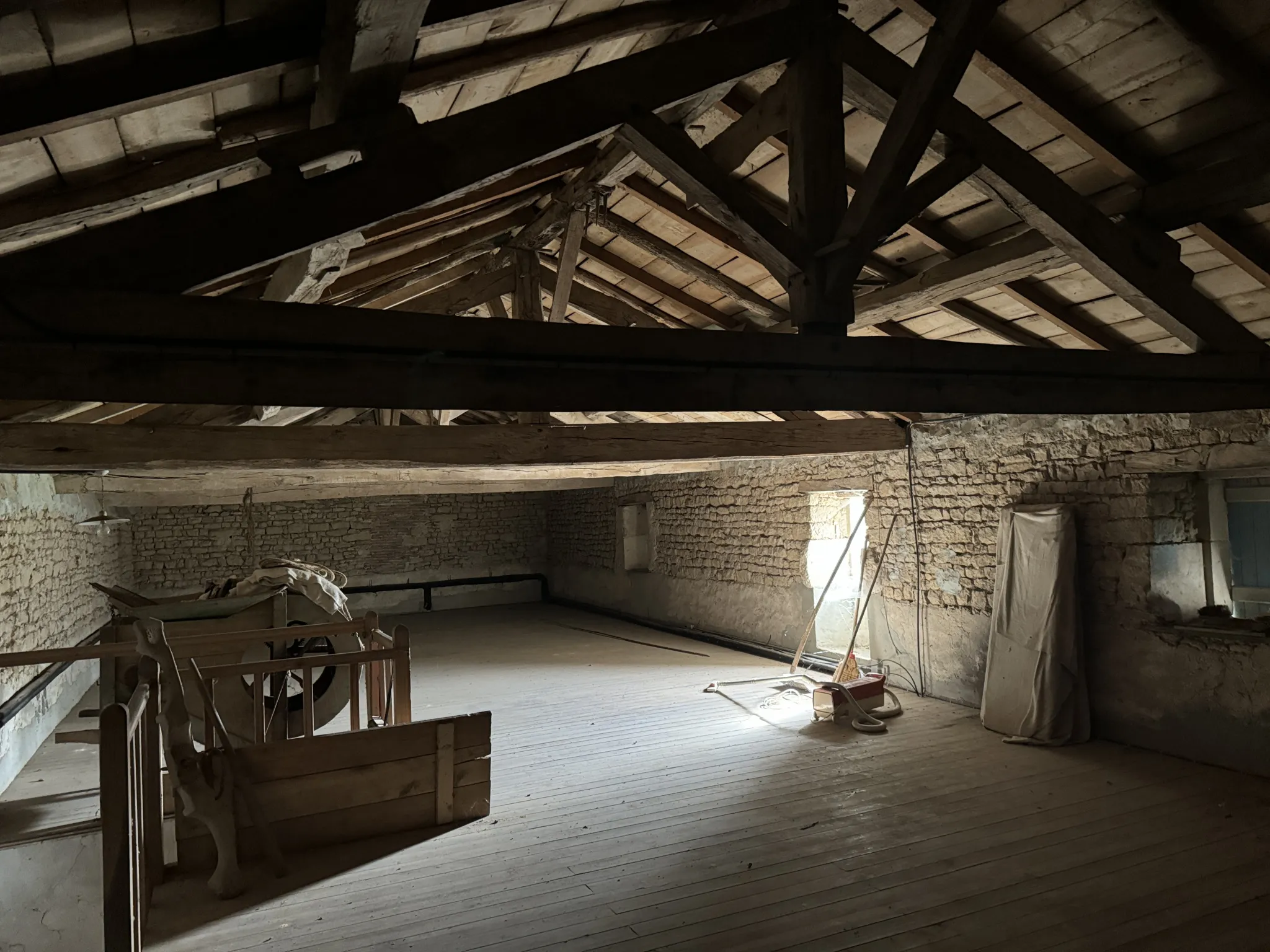 Maison en pierres à rénover à Sainte-Hermine avec potentiel 