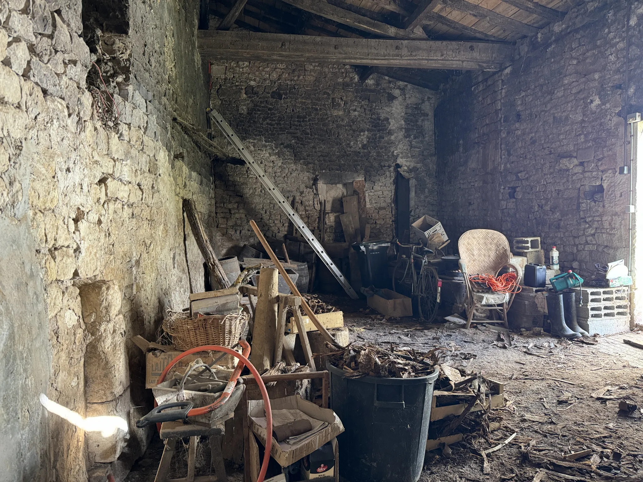 Maison en pierres à rénover à Sainte-Hermine avec potentiel 