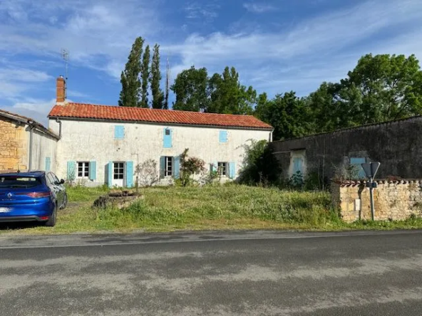 Maison en pierres à rénover à Sainte-Hermine avec potentiel