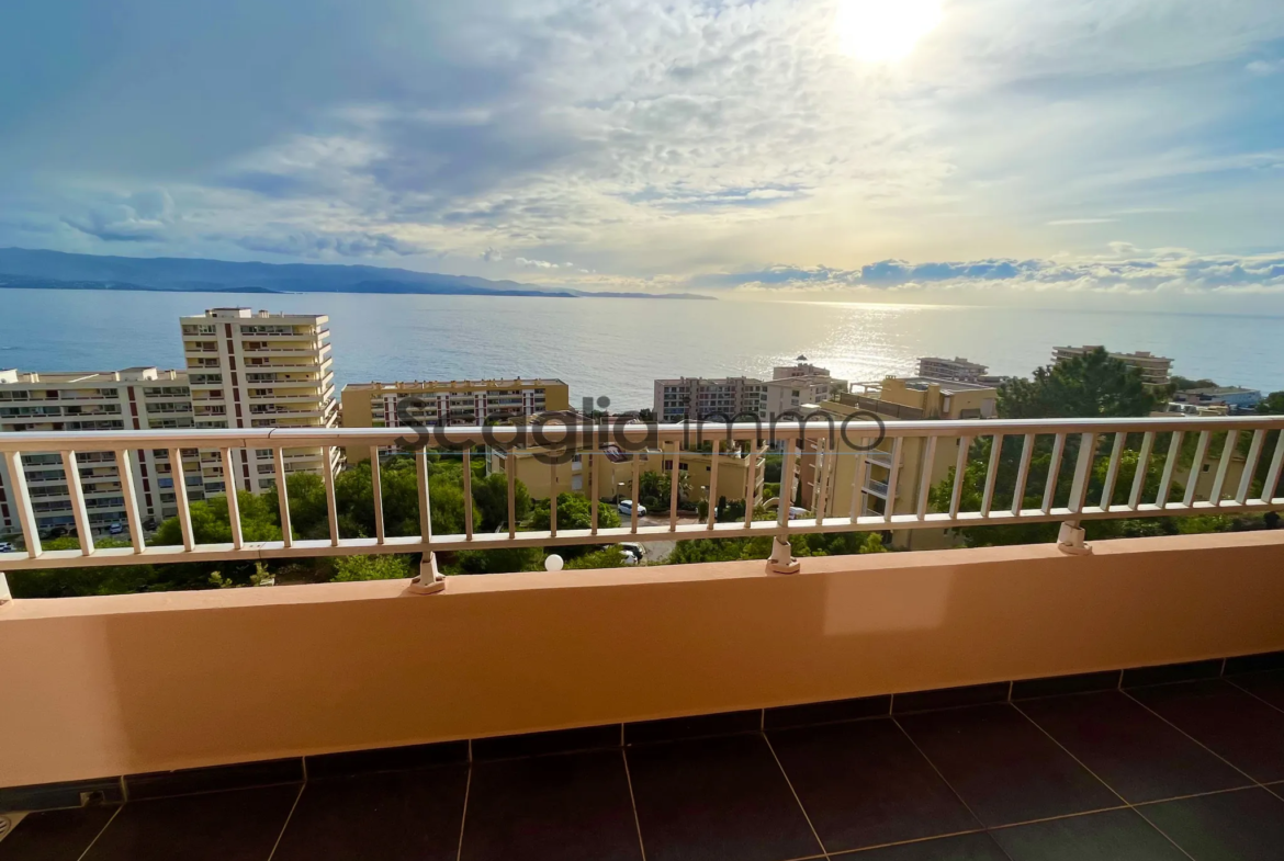 À vendre : Studio à Ajaccio avec terrasse et vue sur la mer 