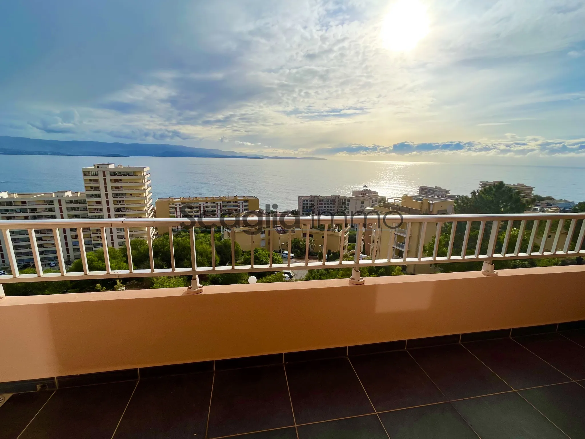 À vendre : Studio à Ajaccio avec terrasse et vue sur la mer 