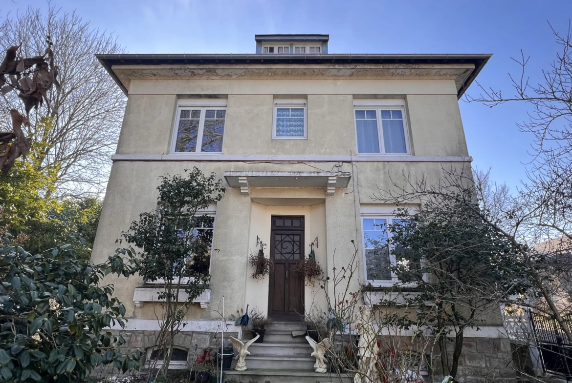 Maison de maître à rénover proche du centre de Villedieu-les-Poêles 