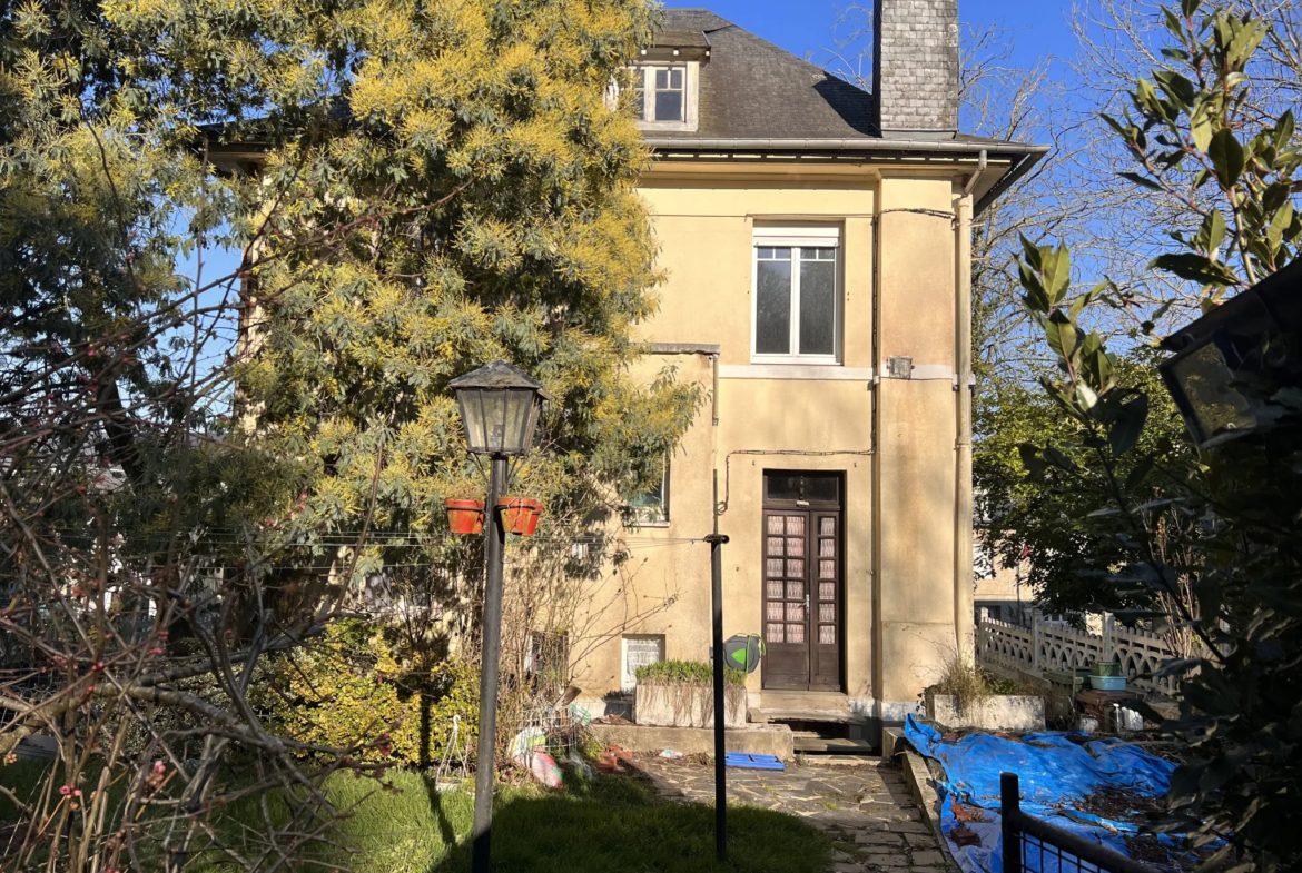 Maison de maître à rénover près du centre de Villedieu-les-Poêles 