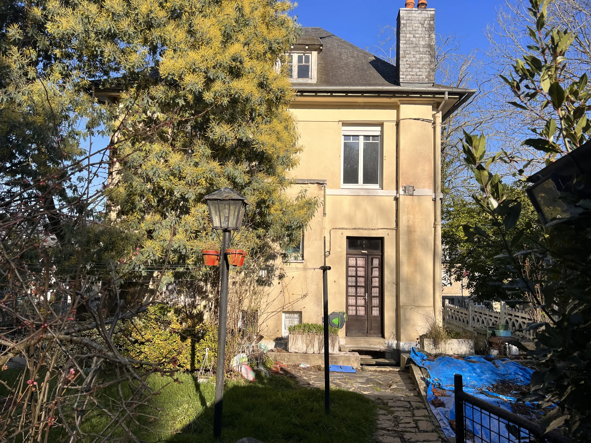 Maison de maître à rénover près du centre de Villedieu-les-Poêles 