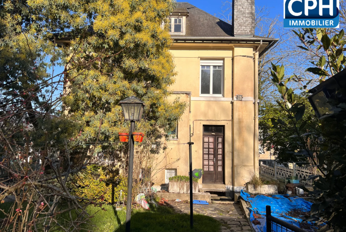 Maison de maître à rénover proche du centre de Villedieu-les-Poêles 