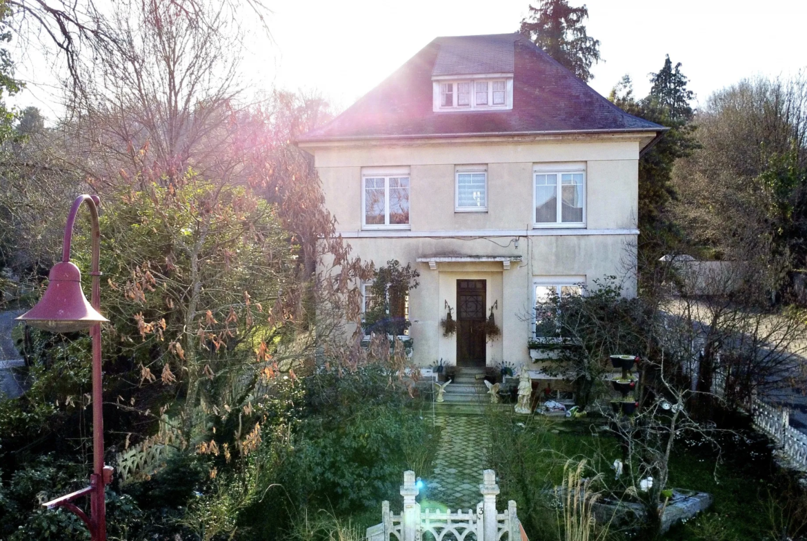 Maison de maître à rénover proche du centre de Villedieu-les-Poêles 