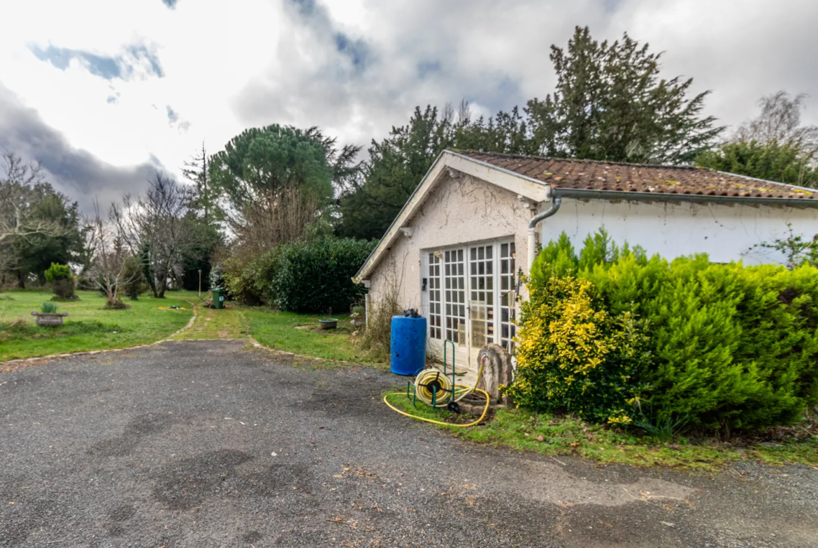 Maison à Bussac-sur-Charente avec piscine et terrain de 18 000 m2 