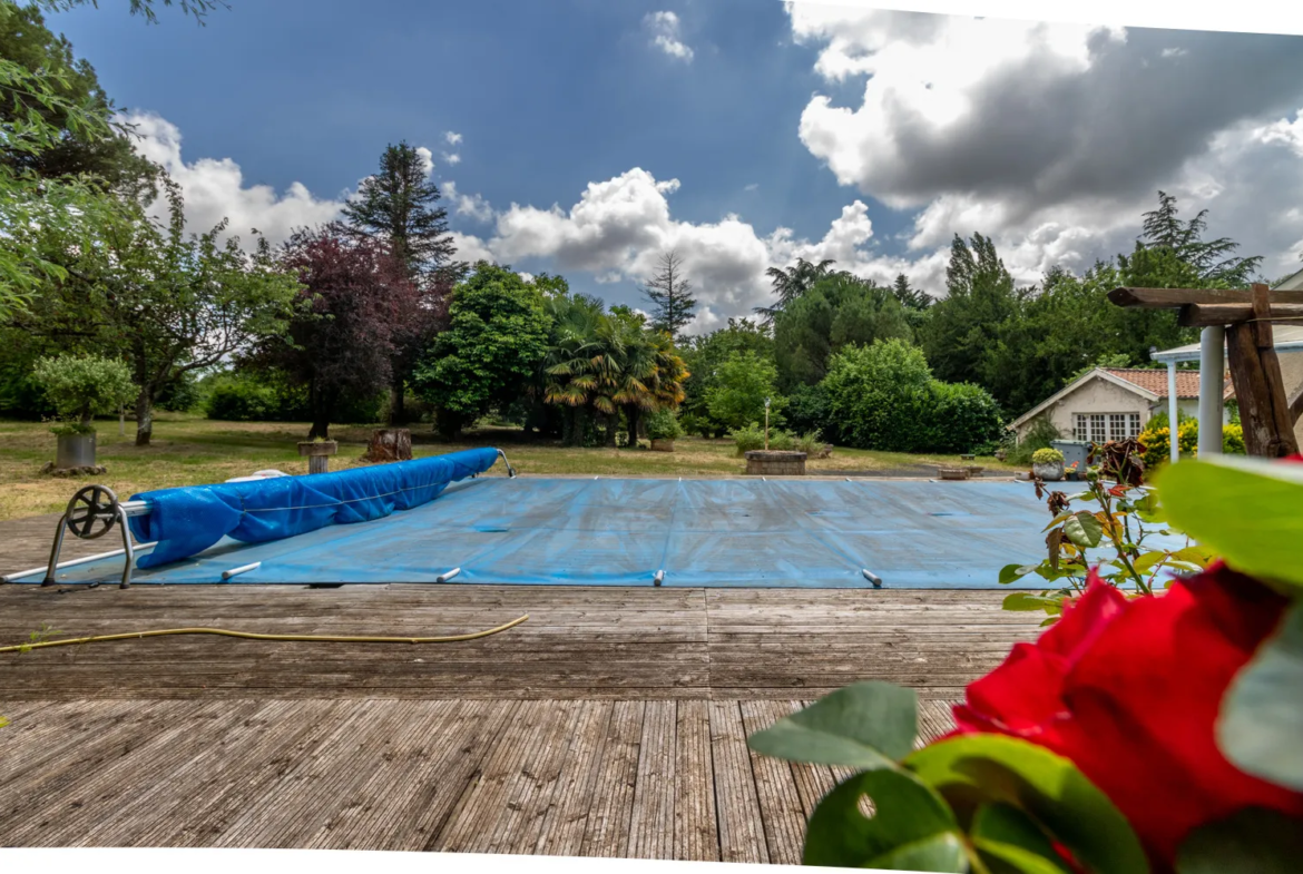 Maison à Bussac-sur-Charente avec piscine et terrain de 18 000 m2 