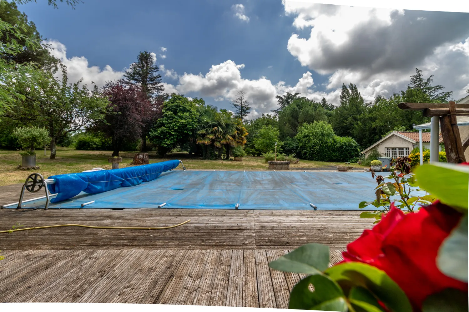 Maison à Bussac-sur-Charente avec piscine et terrain de 18 000 m2 