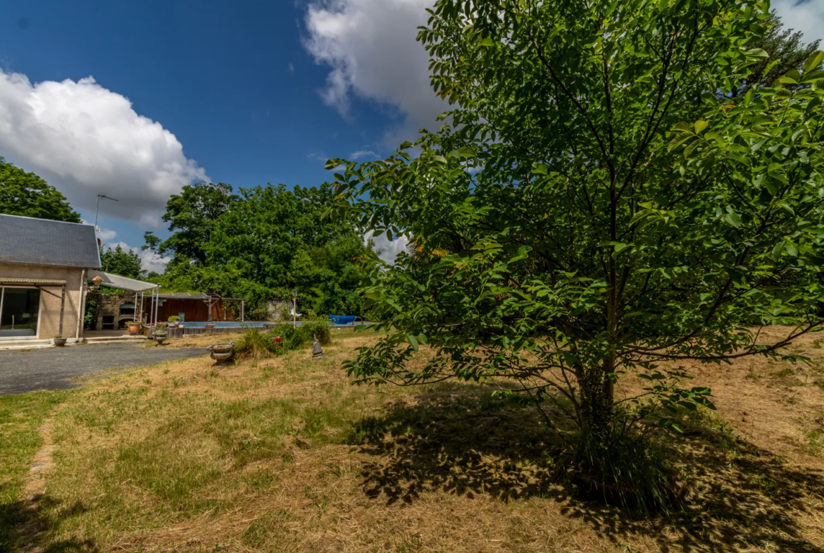 Maison à Bussac-sur-Charente avec piscine et terrain de 18 000 m2 