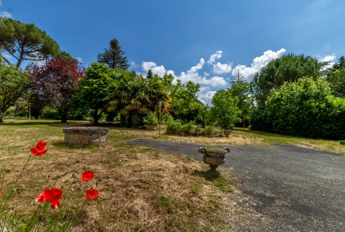 Maison à Bussac-sur-Charente avec piscine et terrain de 18 000 m2 