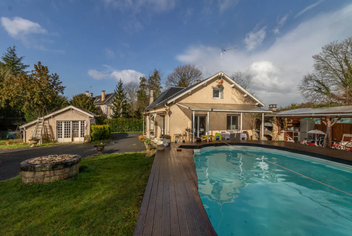 Maison à Bussac-sur-Charente avec piscine et terrain de 18 000 m2 