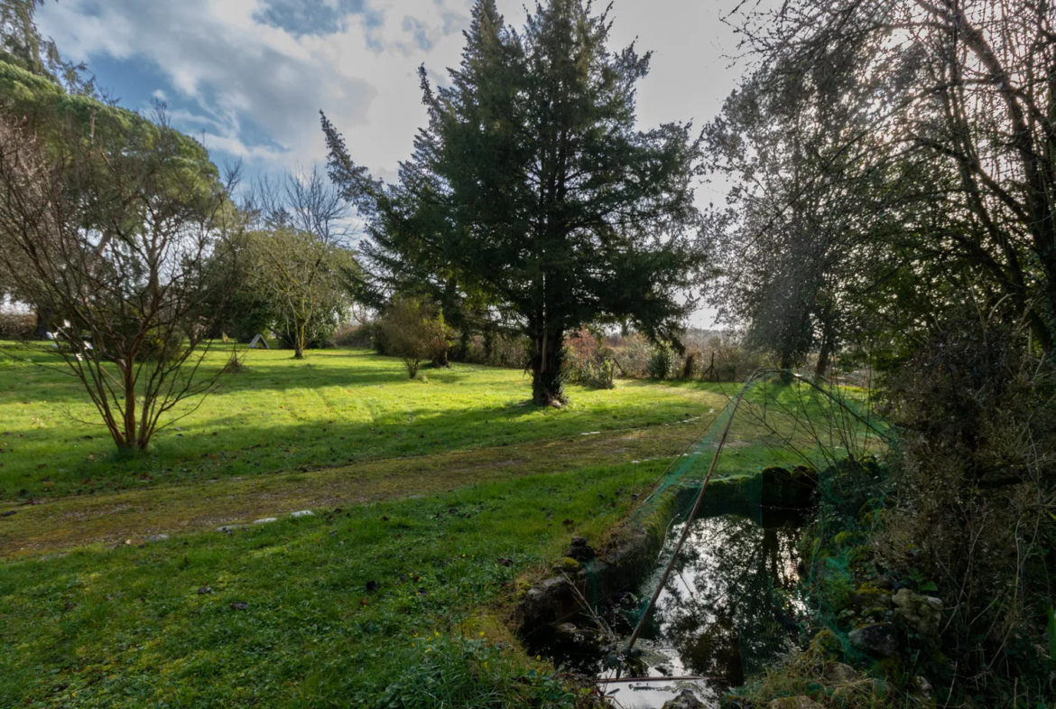 Maison à Bussac-sur-Charente avec piscine et terrain de 18 000 m2 