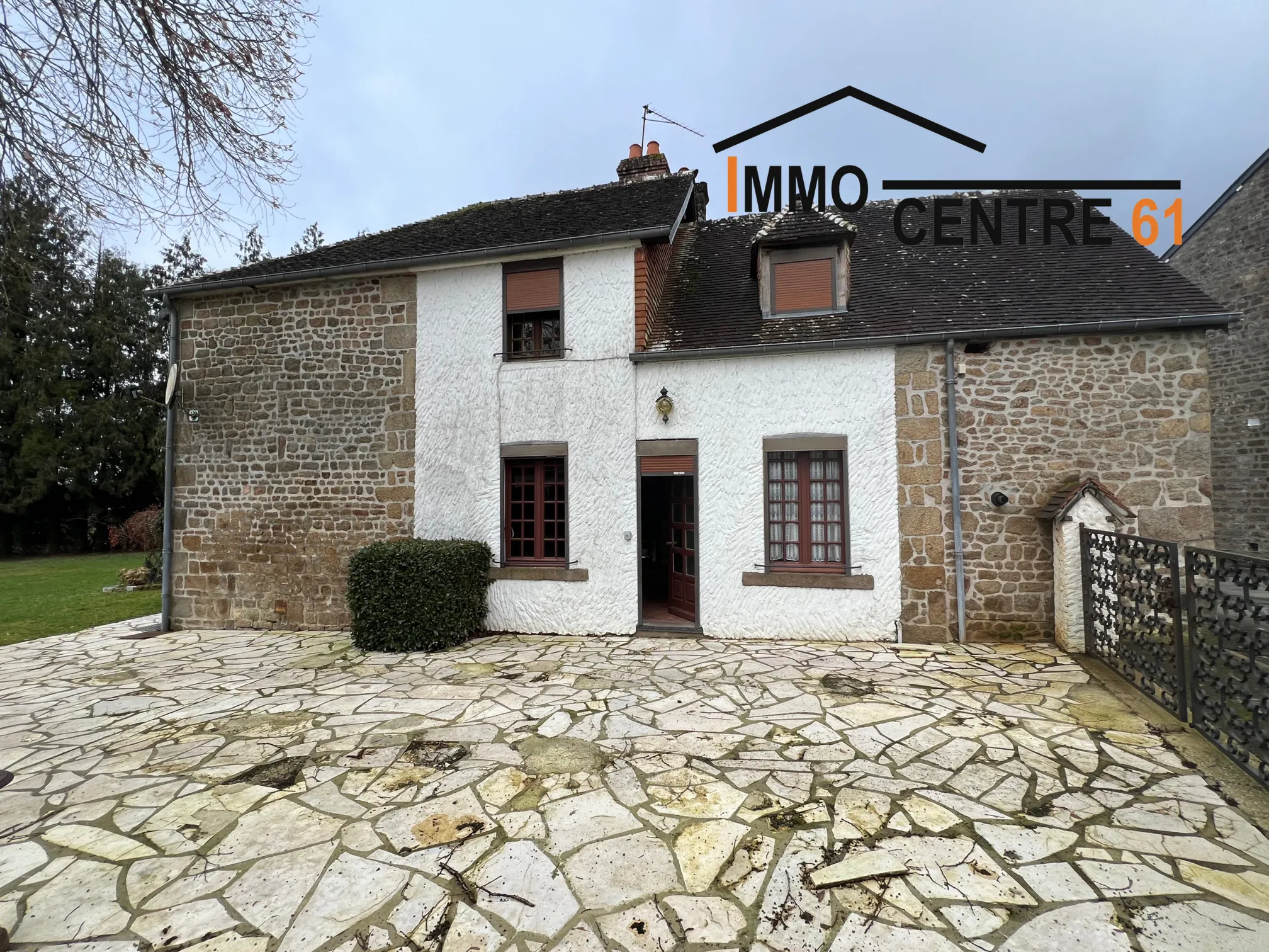 Maison d'habitation à La Ferté Macé avec dépendances 