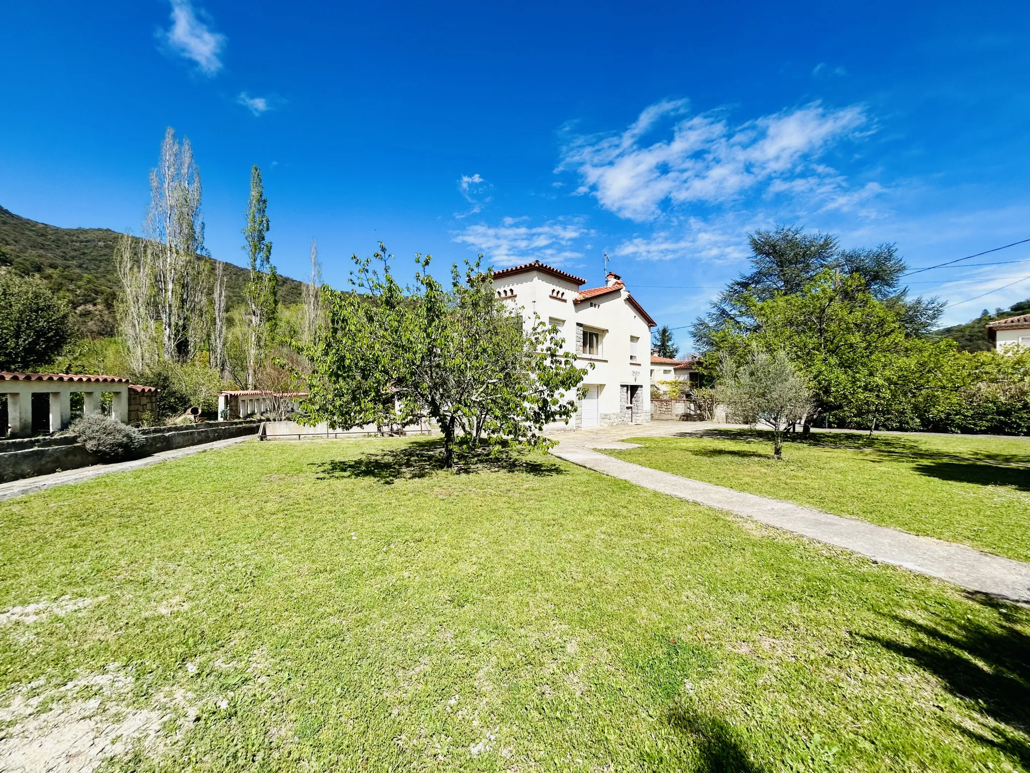 Maison familiale F5 à vendre à Arles sur Tech avec vues sur les montagnes 