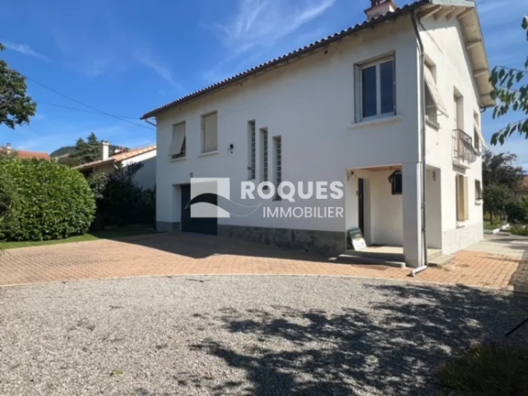 Maison indépendante de type 7 à Millau avec jardin et garage