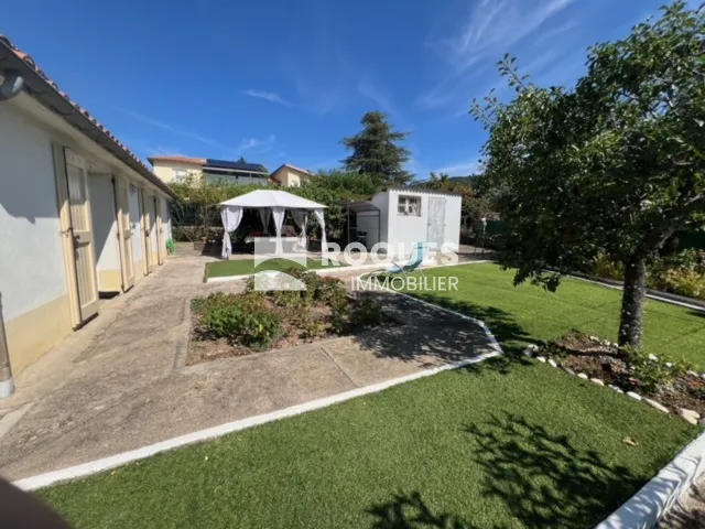 Maison indépendante de type 7 à Millau avec jardin et garage 