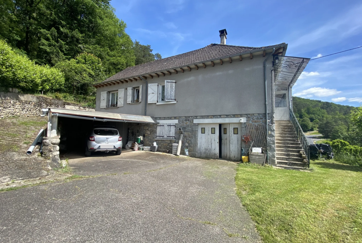 Maison Familiale avec Vue sur la Vallée à Argentat 