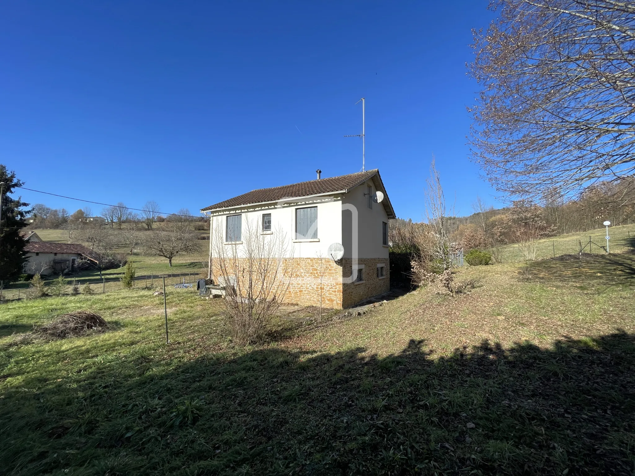 Maison sur sous-sol avec 3 chambres à Sarlat 