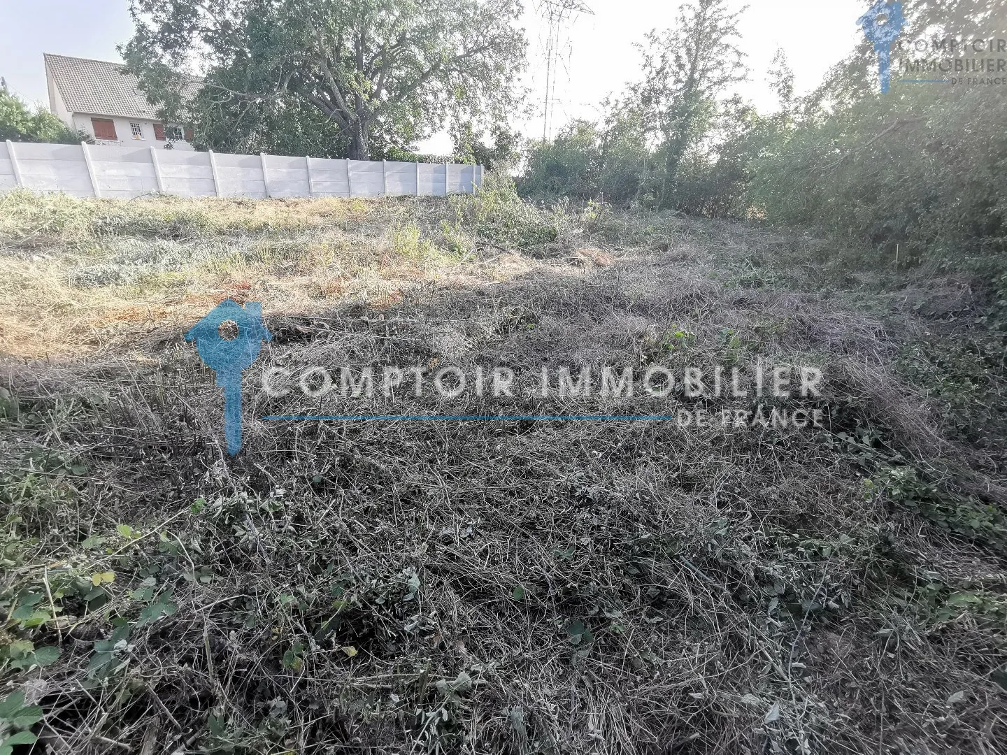 Terrain constructible de 826 m² à LA FORÊT LE ROI 