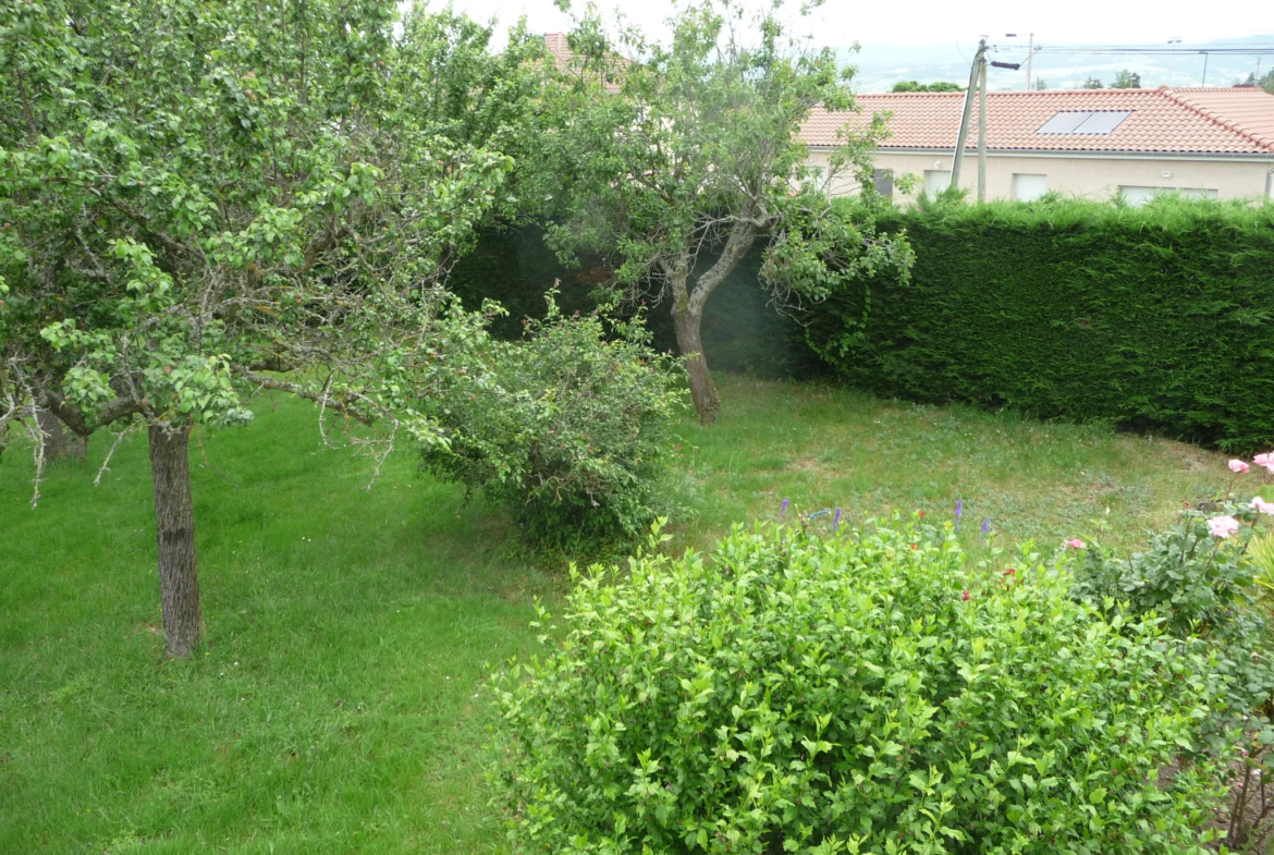 Maison à Saint Etienne Le Molard sur terrain de 3502 m² 