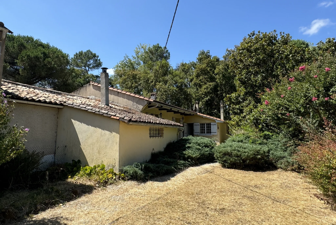 Maison de plain-pied à vendre à Illats avec jardin et garages 