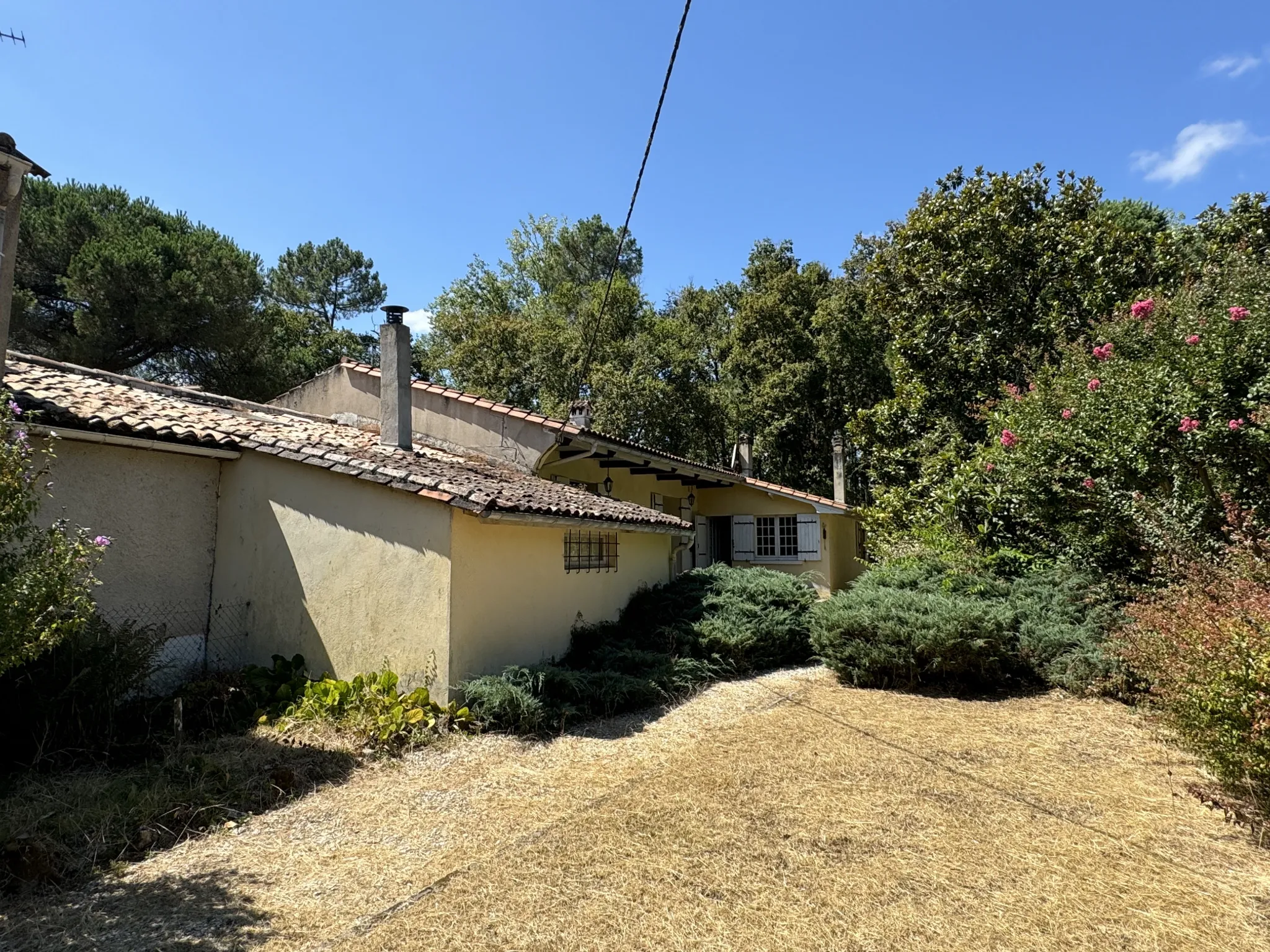 Maison de plain-pied à vendre à Illats avec jardin et garages 