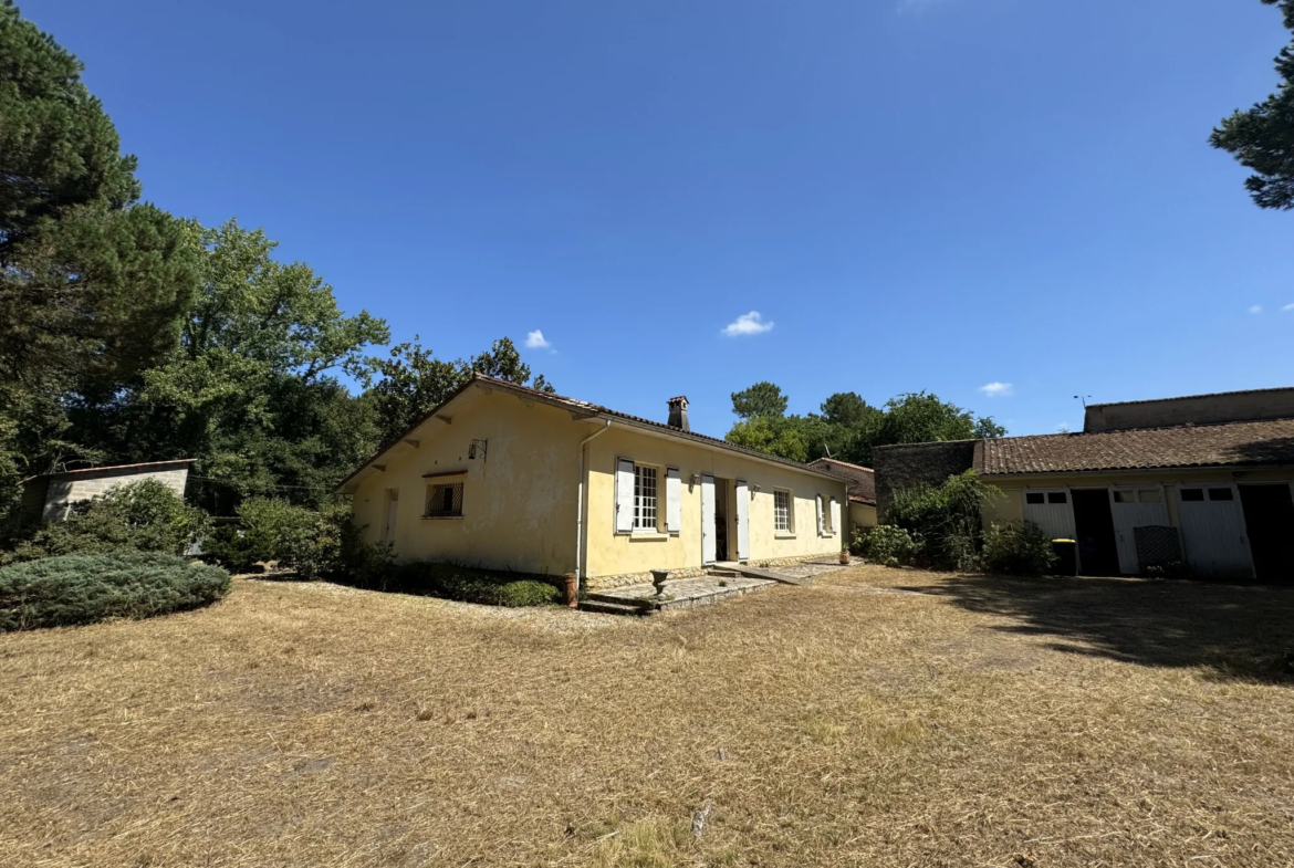 Maison de plain-pied à vendre à Illats avec jardin et garages 