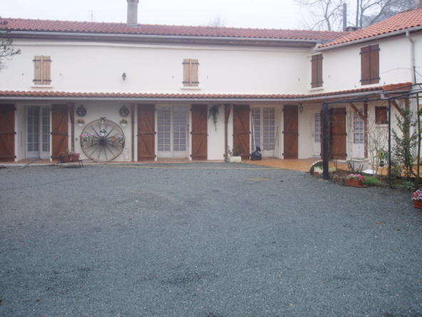 Maison de campagne à rénover à St Juire Champgillon