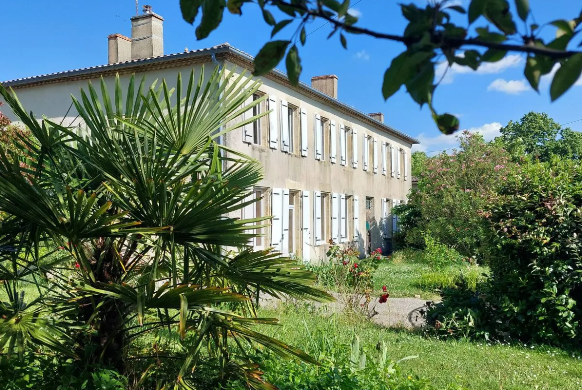 Charmante maison girondine avec dépendances à Sauveterre de Guyenne 