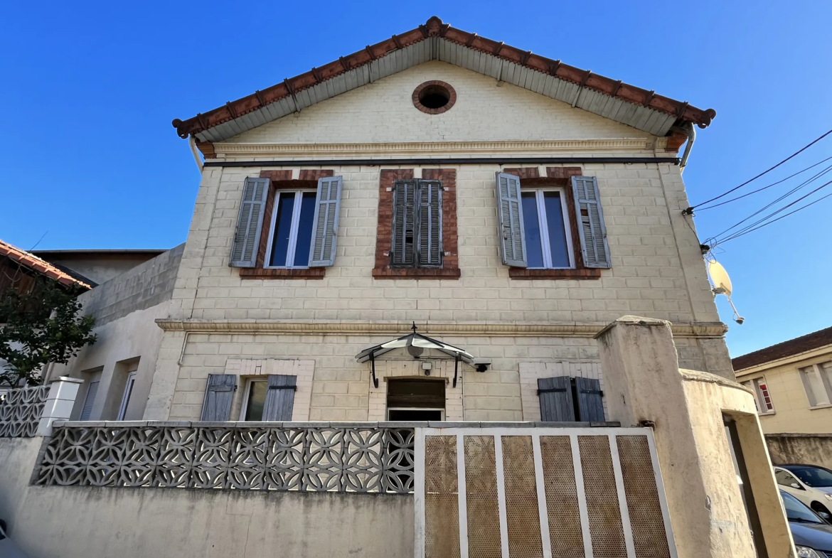 Maison 128 m2 avec fort potentiel en zone franche à Marseille 