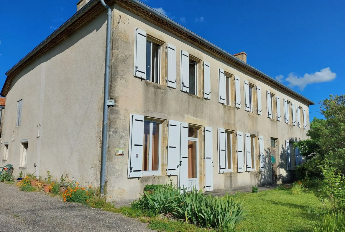 Charmante maison girondine avec dépendances à Sauveterre de Guyenne 